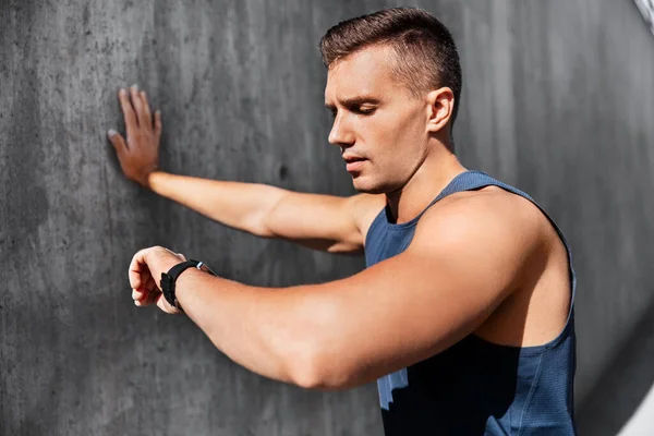 Jonge man met fitness tracker op straat — Stockfoto