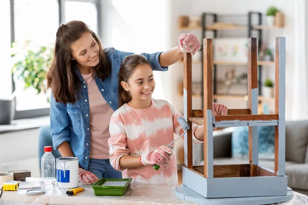 Madre e hija pintando mesa vieja en gris —  Fotos de Stock