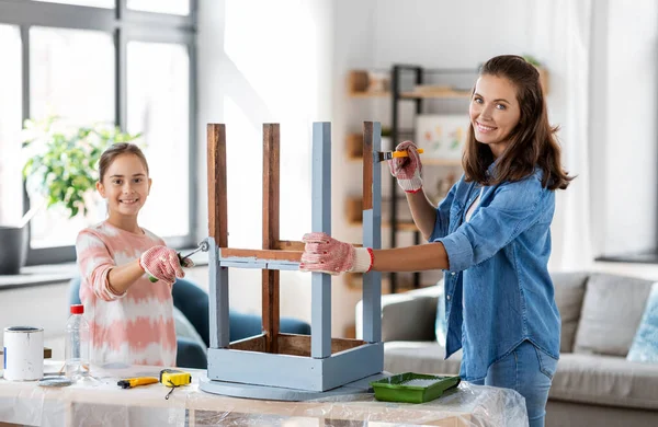 Mother and daughter painting old table in grey — Stock Photo, Image
