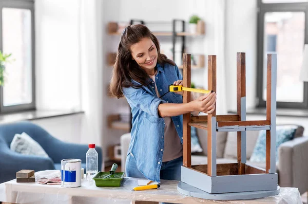 Mujer con mesa de medición de regla para la renovación —  Fotos de Stock