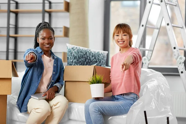 Frauen packen Kisten aus und ziehen in ein neues Zuhause — Stockfoto