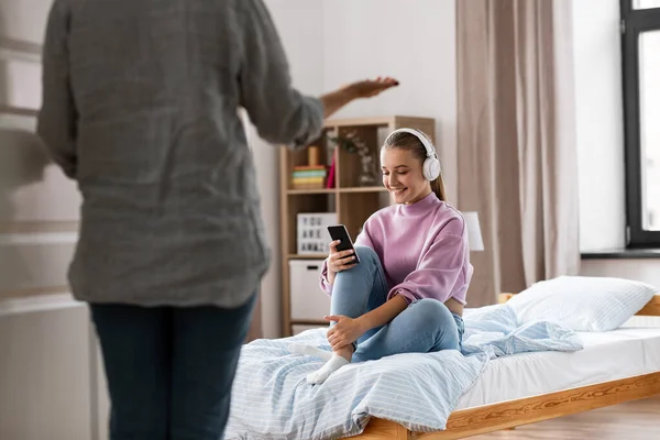 Madre e hija enojadas con teléfono inteligente en casa — Foto de Stock