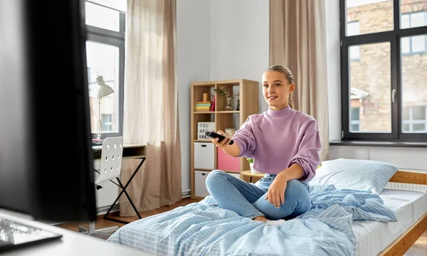 Menina sorridente feliz assistindo tv em casa — Fotografia de Stock