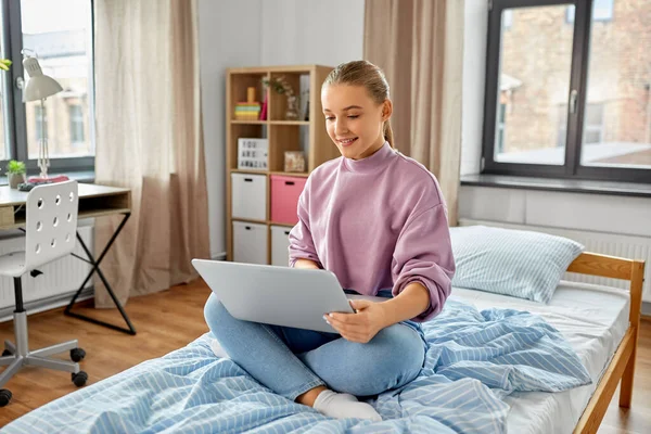 Diák lány laptop számítógép tanulás otthon — Stock Fotó