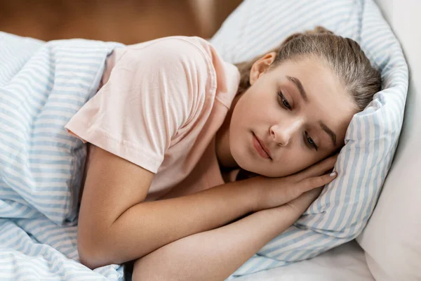 Chica triste acostada en la cama en casa —  Fotos de Stock