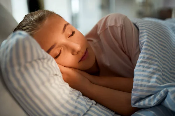 Chica durmiendo en la cama en casa — Foto de Stock