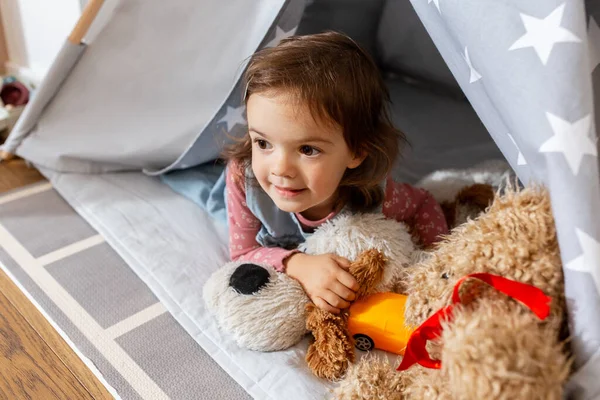 Baby girl playing with toys in or teepee at home — Stock Photo, Image