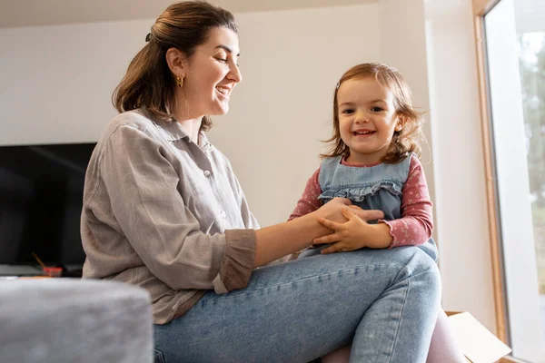 Mutter und Tochter spielen zu Hause — Stockfoto