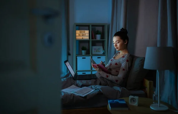 Estudiante chica con portátil y portátil por la noche —  Fotos de Stock