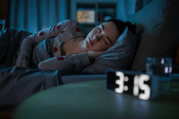 Adolescente durmiendo en casa por la noche —  Fotos de Stock