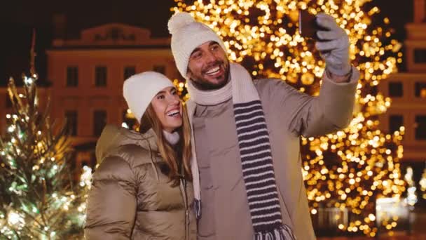Mutlu çift Noel şehrinde selfie çekiyor. — Stok video