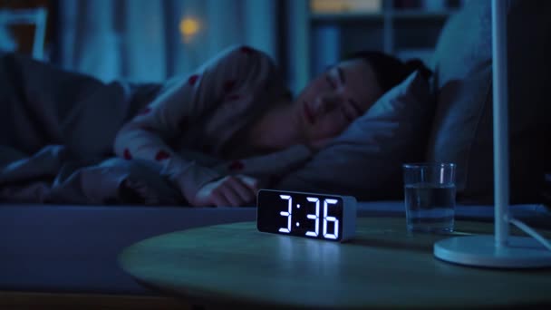 Adolescente che dorme a casa di notte — Video Stock