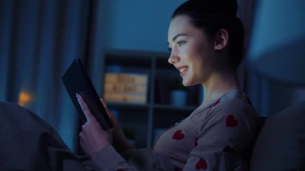 Adolescente con tableta PC en la cama por la noche — Vídeos de Stock