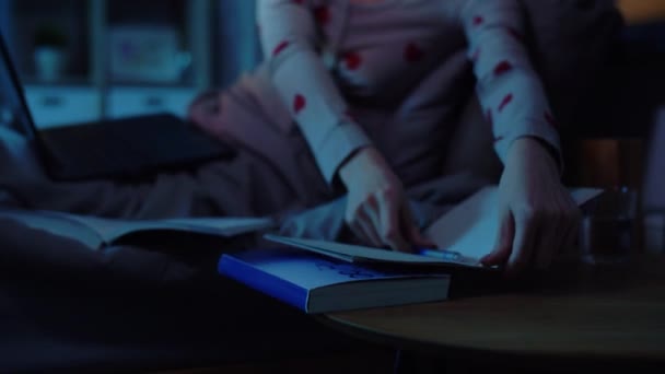 夜はノートとノートパソコンを持った女子学生が — ストック動画