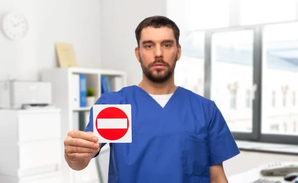 Lékař nebo zdravotní sestra ukazující stopku — Stock fotografie