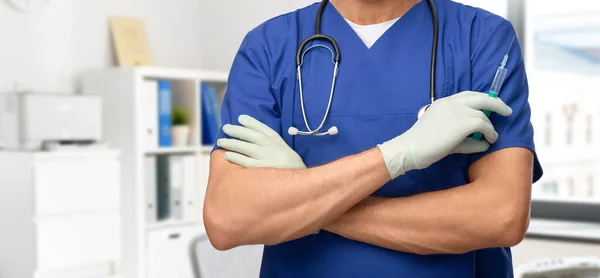 Zblízka lékař v rukavicích s injekční stříkačkou — Stock fotografie