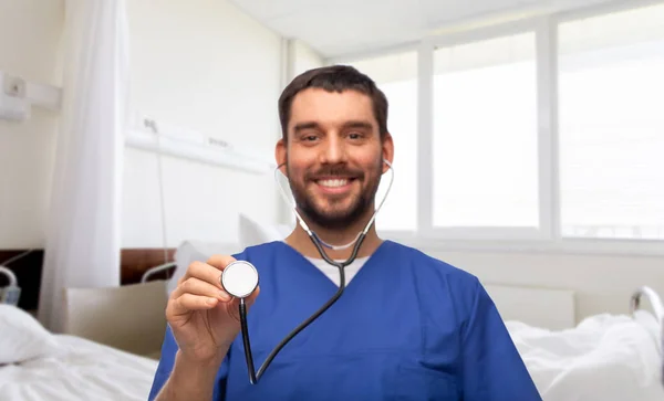 Улыбающийся врач или медбрат со стетоскопом — стоковое фото