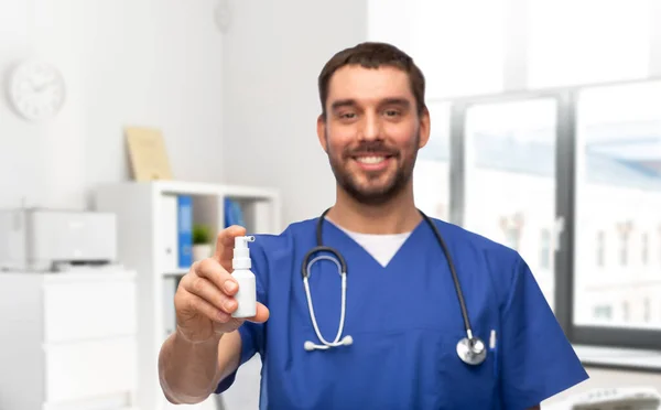 Lachende arts of mannelijke verpleegkundige met medicijn — Stockfoto
