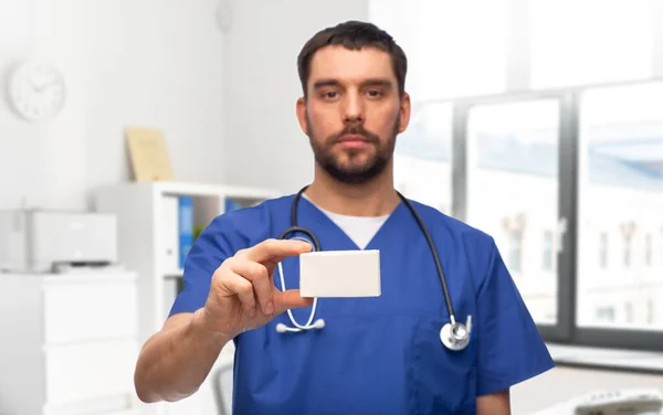 Arts of mannelijke verpleegkundige met medicijndoos — Stockfoto