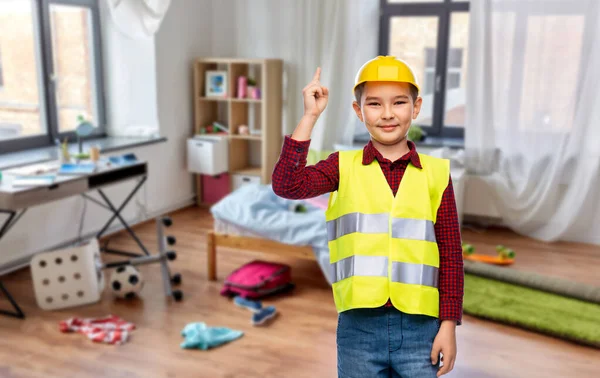 小さな男の子で保護ヘルメット指差し指 — ストック写真