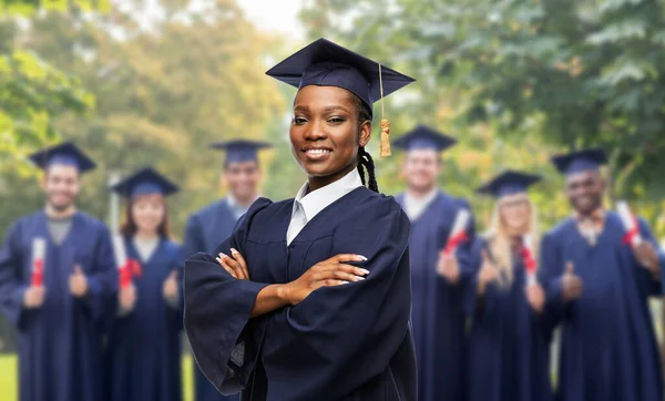 Estudante de pós-graduação feliz feminino em argamassa — Fotografia de Stock