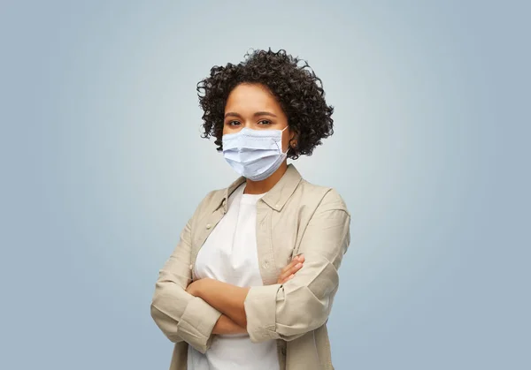 Portret van een vrouw met medisch masker — Stockfoto