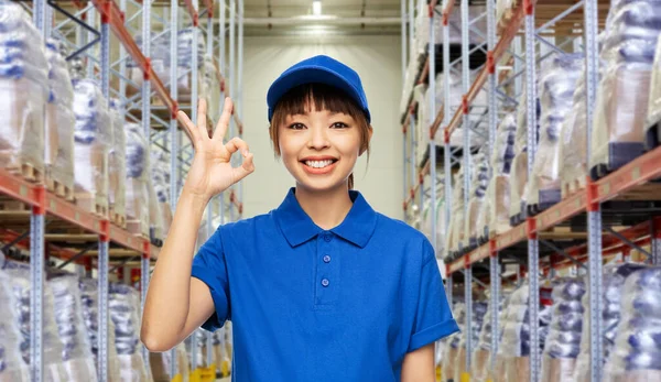 Gelukkig glimlachen bevalling vrouw tonen ok gebaar — Stockfoto