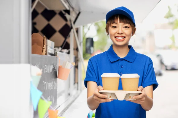 Levering vrouw met afhaalkoffie bekers — Stockfoto