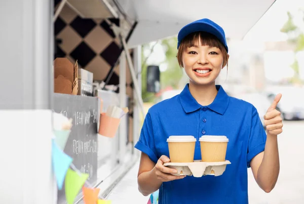 Lieferantin mit Kaffeetassen zeigt Daumen hoch — Stockfoto