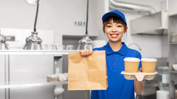 Levering vrouw met afhaaleten en drinken — Stockfoto