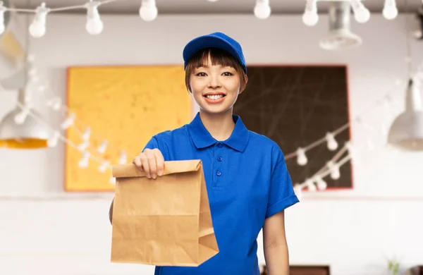 Entrega mujer con comida para llevar en bolsa de papel — Foto de Stock
