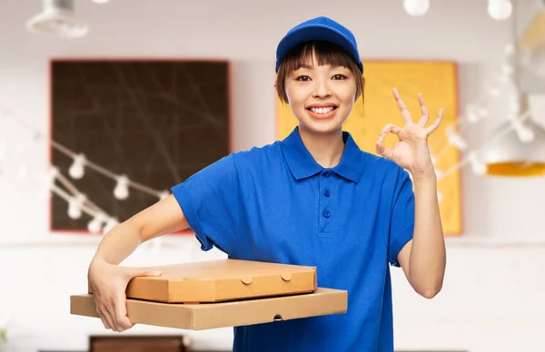 Futár nő pizza dobozok mutatja ok jel — Stock Fotó