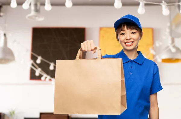 Entrega mujer con comida para llevar en bolsa de papel — Foto de Stock