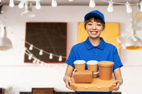 Delivery woman with takeaway food and drinks — Stock Photo, Image