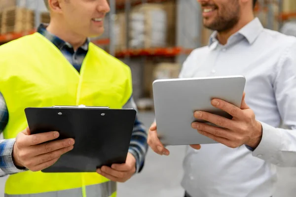 Arbeiter und Geschäftsmann mit Tablet-PC im Lager — Stockfoto