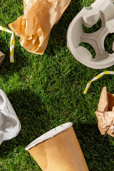 Sluiten van papierafval op gras — Stockfoto