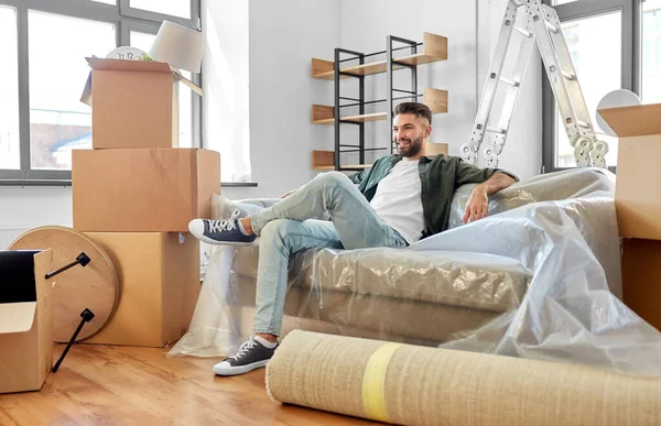 Щасливий чоловік з коробками переїжджає в новий будинок — стокове фото