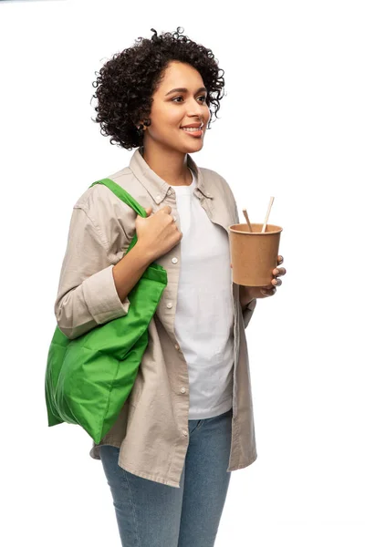 Kobieta z torbą na zakupy wielokrotnego użytku i wok — Zdjęcie stockowe