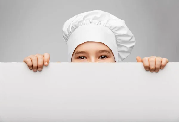 Menino em chefs toque atrás de tábua branca — Fotografia de Stock
