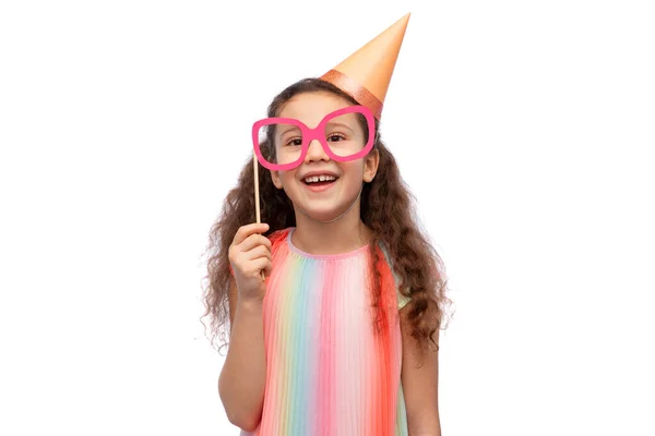 戴着生日宴会礼帽戴眼镜的小女孩 — 图库照片
