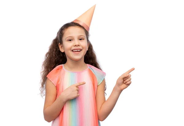 Uśmiechnięta dziewczynka w urodzinowym kapeluszu — Zdjęcie stockowe