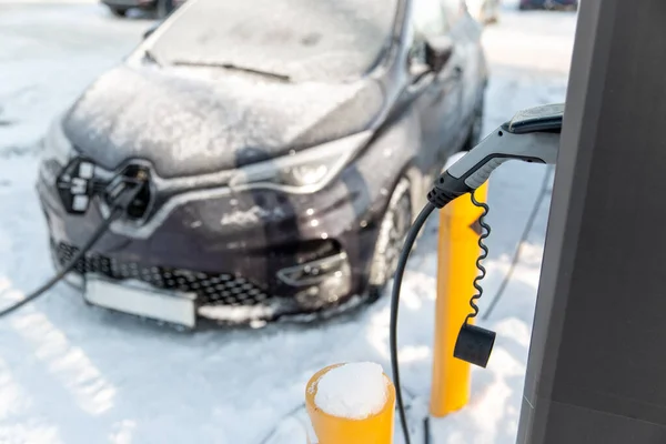 Kışın elektrikli araba şarj oluyor. — Stok fotoğraf