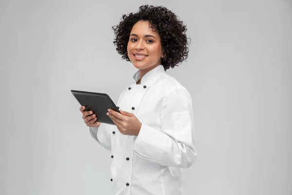 Glimlachende vrouwelijke chef met tablet computer — Stockfoto