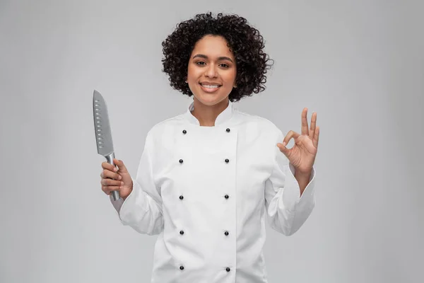 Mutfak bıçaklı kadın aşçı tamam işareti gösteriyor. — Stok fotoğraf