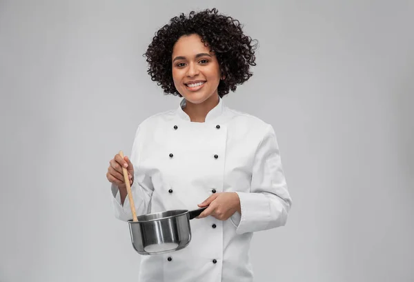 Feliz y sonriente chef con cacerola —  Fotos de Stock