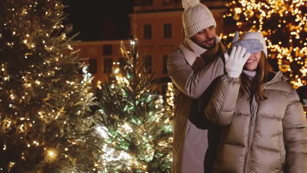 Man giving christmas gift to woman on city street — Stock Video