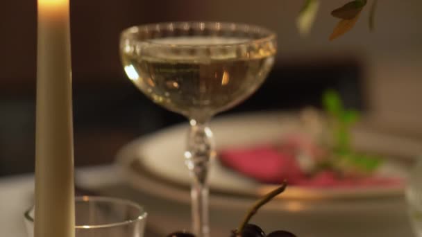 Glas Champagner und Snacks auf dem heimischen Tisch — Stockvideo