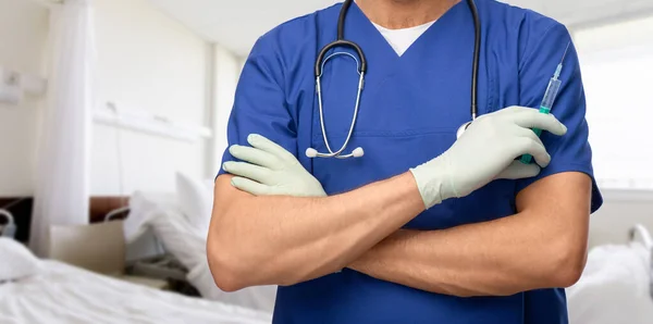 Primer plano del médico en guantes con jeringa —  Fotos de Stock
