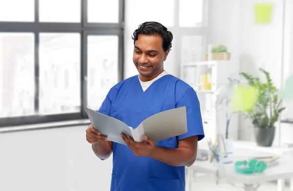 Szczęśliwy lekarz z raportem medycznym w folderze — Zdjęcie stockowe