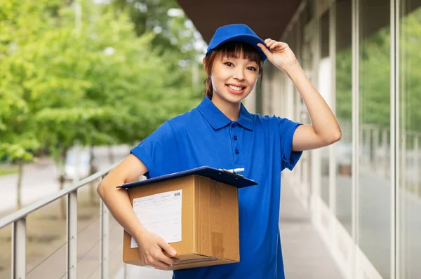 Feliz entrega sonriente mujer sosteniendo caja de paquete — Foto de Stock